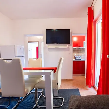 Lovely With Free Boat Perth & Swimmimg Pool Apartman Rab Town