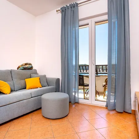 Apartman Lovely With Free Boat Perth & Swimmimg Pool Rab Town