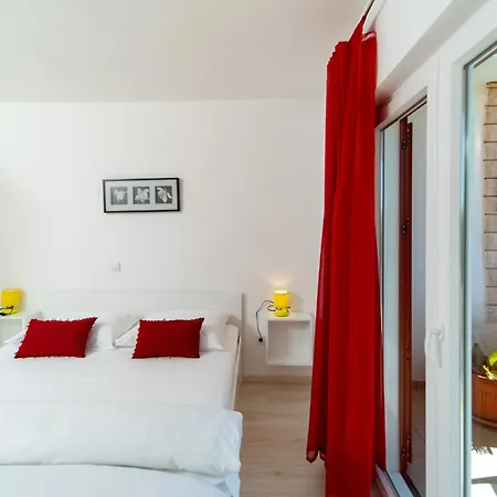 Lovely With Free Boat Perth & Swimmimg Pool Apartman Rab Town